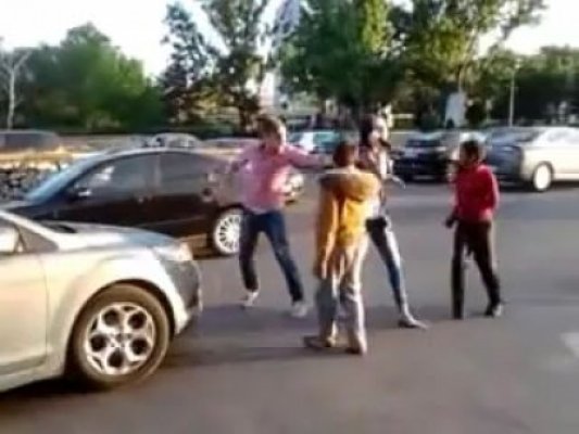 SCANDAL LA CONSTANŢA: Tânără lovită şi agresată în trafic